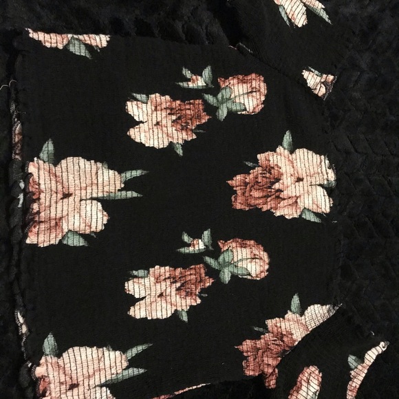 Cute Floral crop top - Picture 2 of 3